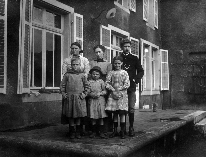 1914-AM-et-enfants.jpg - Homécourt 1914, Anne-Marie (E2-10-0) et ses 5 enfants : Anne-Marie(E2-10-1), Raymond (E2-10-5), Clotilde (E2-10-6), Michel (E2-10-7) et Henry (E2-10-8).