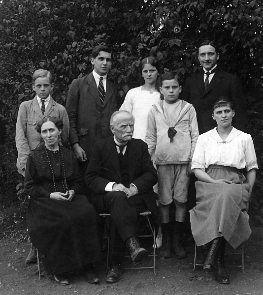 1921_2.jpg - 1921, autour du général De La Rocque, sa fille Anne-Marie (E2-10-0) avec ses 5 enfants, Jacques Roux(E2-10-10) mari d'Anne-Marie (E2-10-1) sa fille est situé derrière celle-ci.