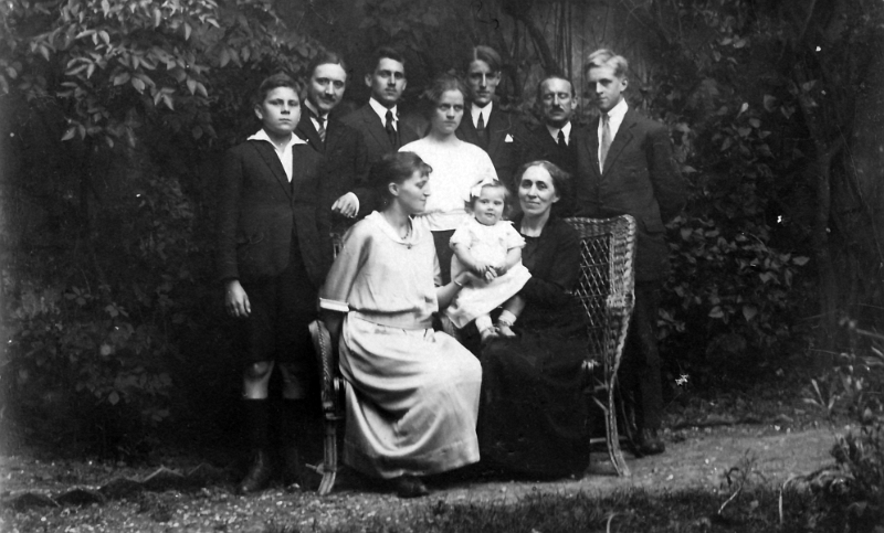 1923-1.jpg - 1923, Anne-Marie De La Rocque (E2-10-0) avec sa première petite fille Madeleine (E2-10-11) et à côté d'elle sa fille Anne-Marie (E2-10-1). Debout de gauche à droite : Henry (E2-10-8), Jacques Roux 5E2-10-10), Raymond (E2-10-5), Clotilde (E2-10-6), Pierre de La Rocque (fils E-12-71), Pierre De La Rocque (E-12-70) époux de Cécile Sepulchre (branche brune) et Michel (E2-10-7)