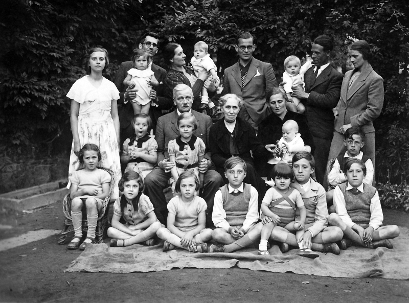 1937.jpg - 1937 Augustin (E2-10) et Anne-Marie De La Rocque (E2-10-0), avec leurs enfants Anne-Marie, Raymond et Anne Varroquier, Clotilde et Carl Godenne, Henry et leurs nombreux petits enfants.