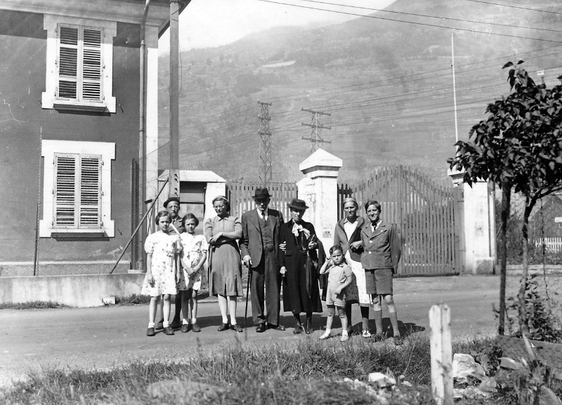 1941_1.jpg - 1941, Augustin (E2-10) et Anne-Marie (E2-10-0) avec leur fille Anne-Marie (E2-10-1) et des petits enfants 