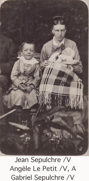 AngelelePetit.jpg - Jeanne, Marie, Angélique, dite "Angèle" le Petit, première épouse de Victor Sepulchre, branche bleue "Victor". Photo vers 1876, puisque Gabriel est dessus, bébé.